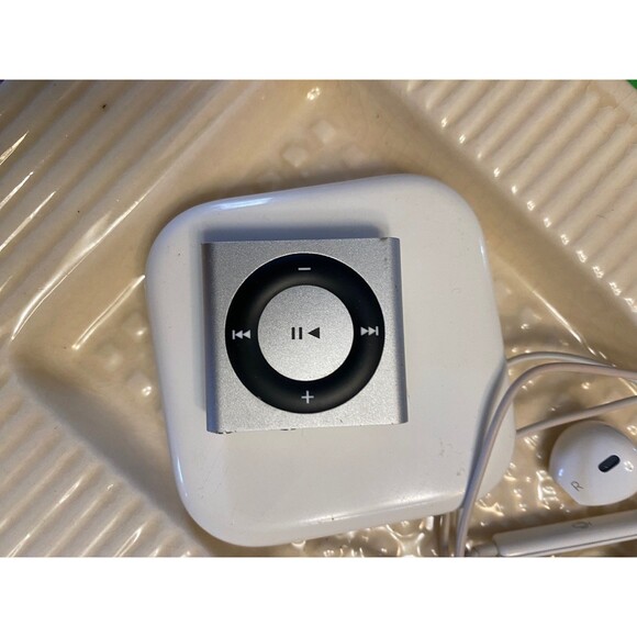Apple iPod Shuffle 4th Generation Silver Model A1373 - Picture 4 of 4